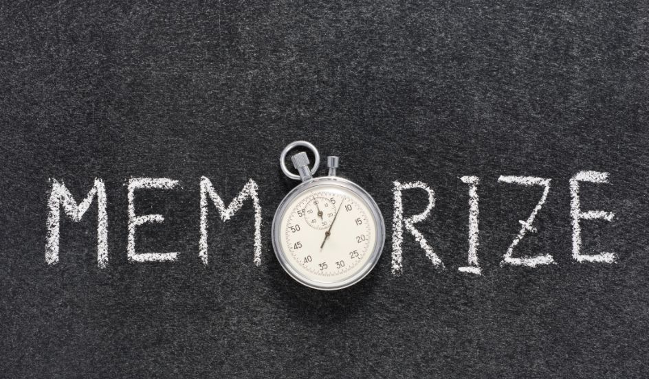 the word memorize written in chalk on a blackboard with a stopwatch for the letter o