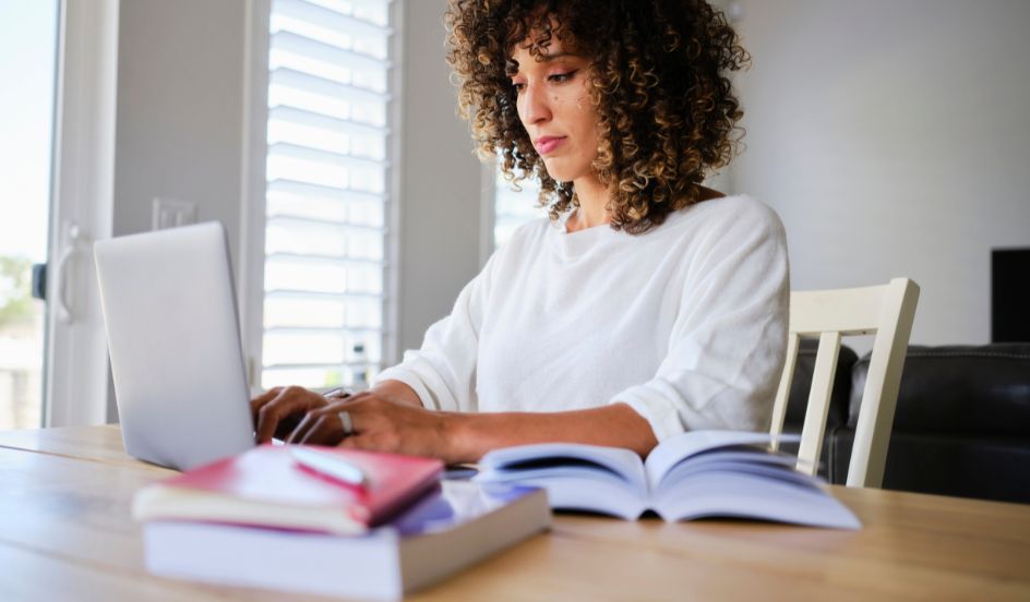 student on laptop using different learning styles for online learning